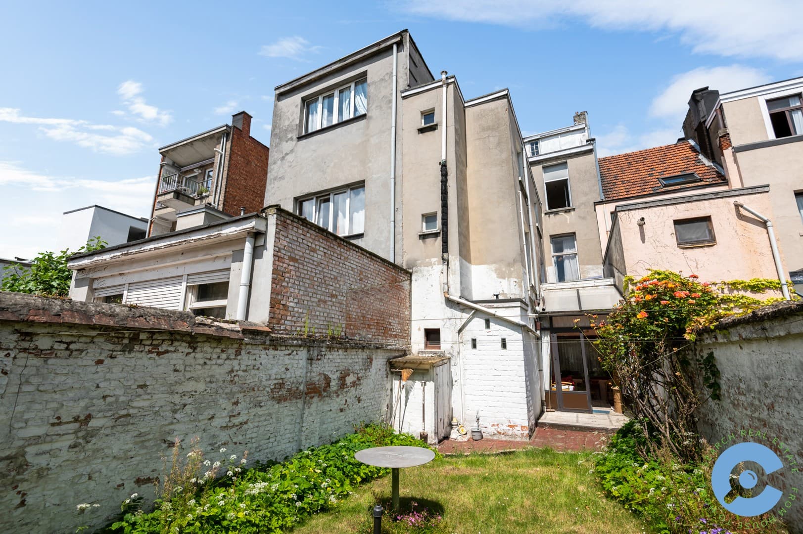 Ruime te renoveren woning met zonnige tuin 18