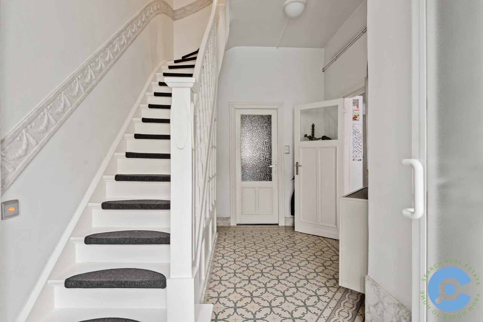 *** VERKOCHT *** Ruime, op te frissen, woning met 4 slaapkamers! 8