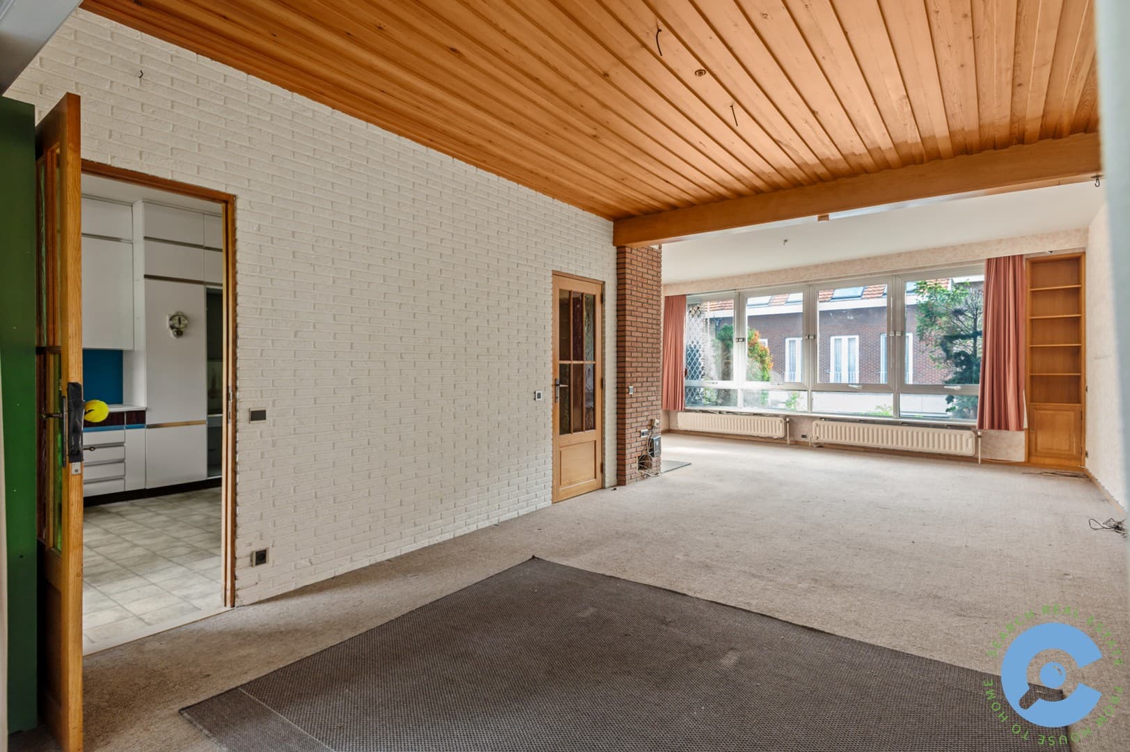 Ruime, te renoveren woning met veel potentieel! 9