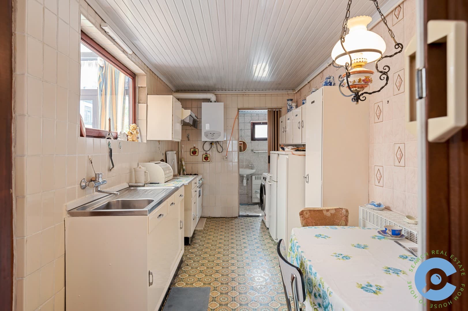 Ruime te renoveren woning met zonnige tuin 7