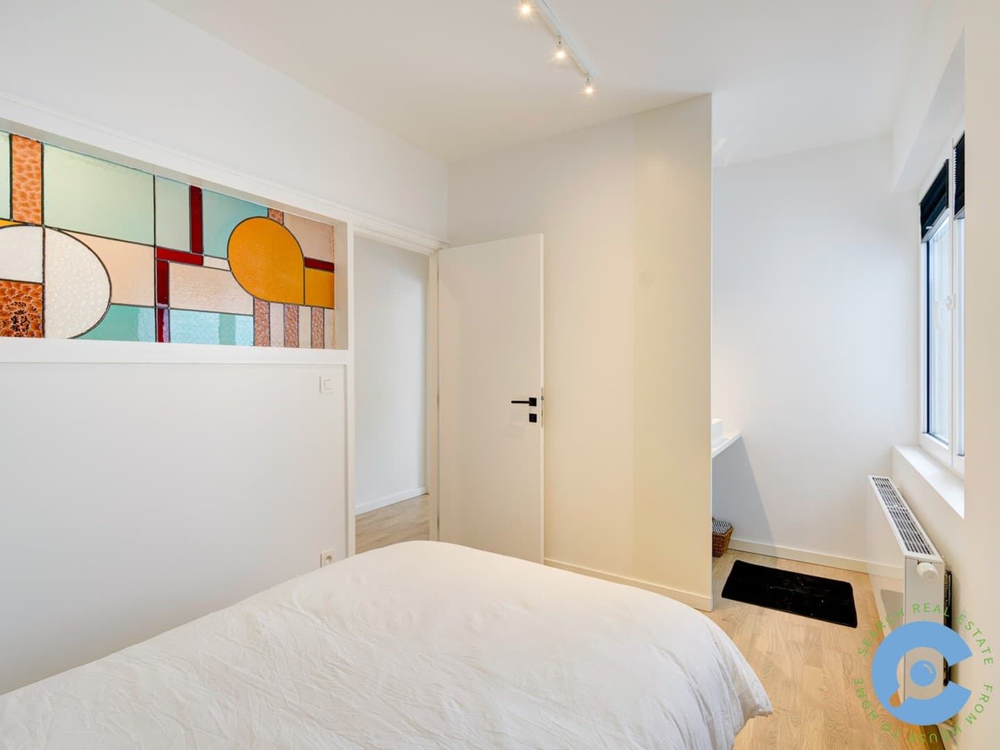 Instapklaar 2 slaapkamer appartement met terras. 9