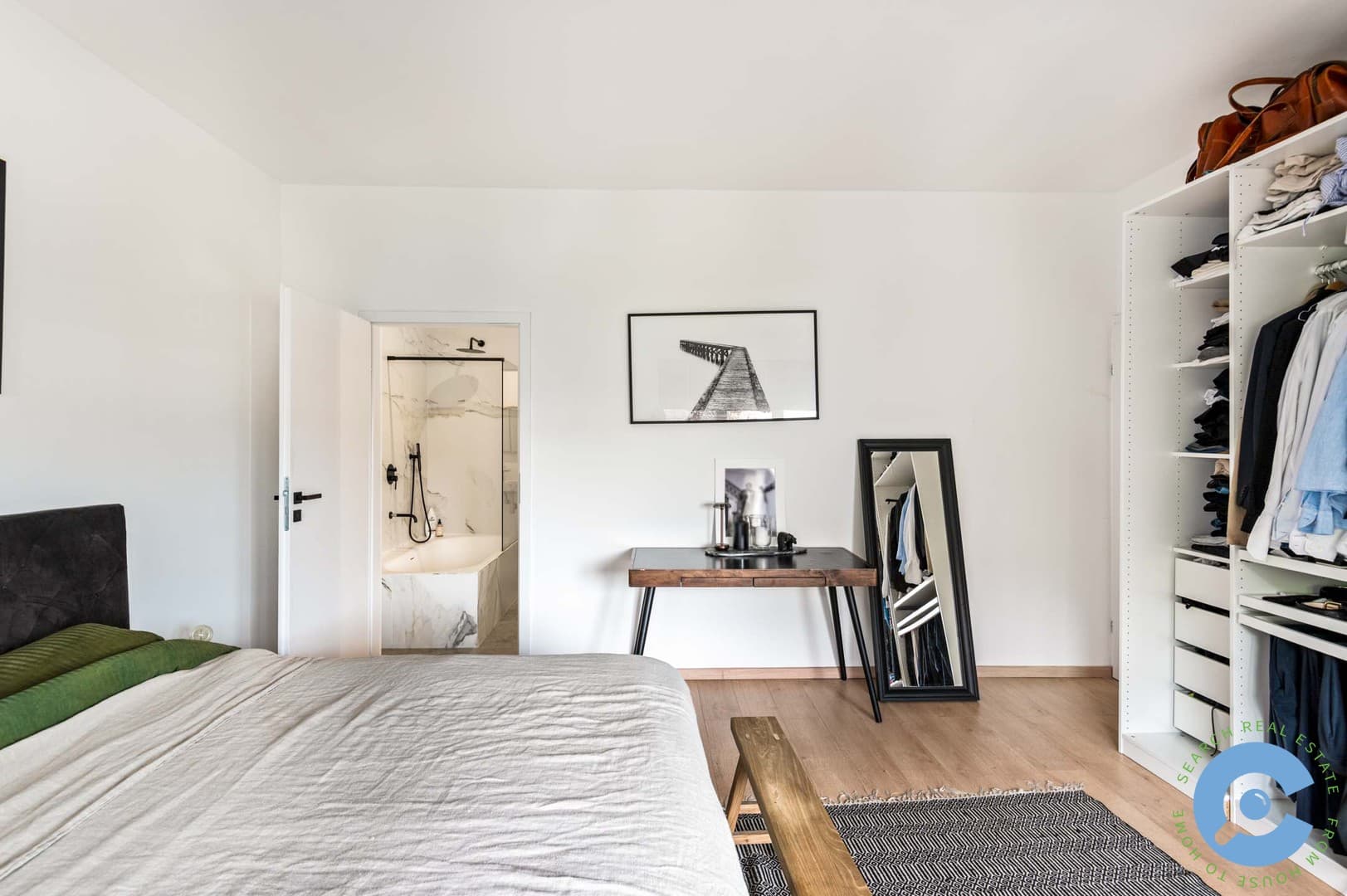 Ruim appartement met terras, tuin en parking 13
