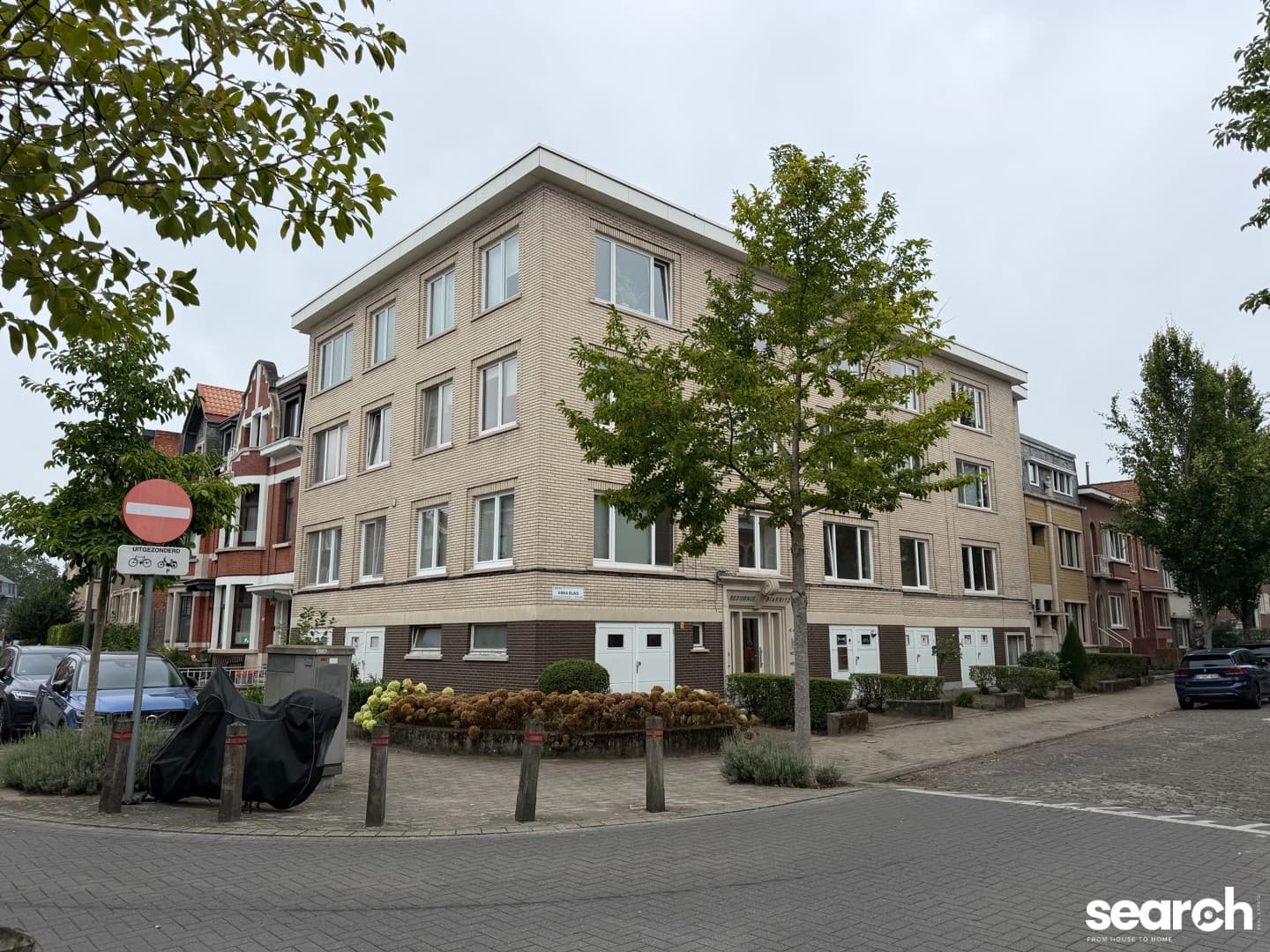 Gerenoveerd 2 slaapkamer appartement met garage!