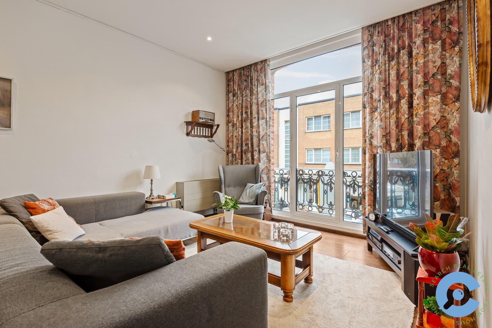 *** VERKOCHT *** Ruime, op te frissen, woning met 4 slaapkamers! 10