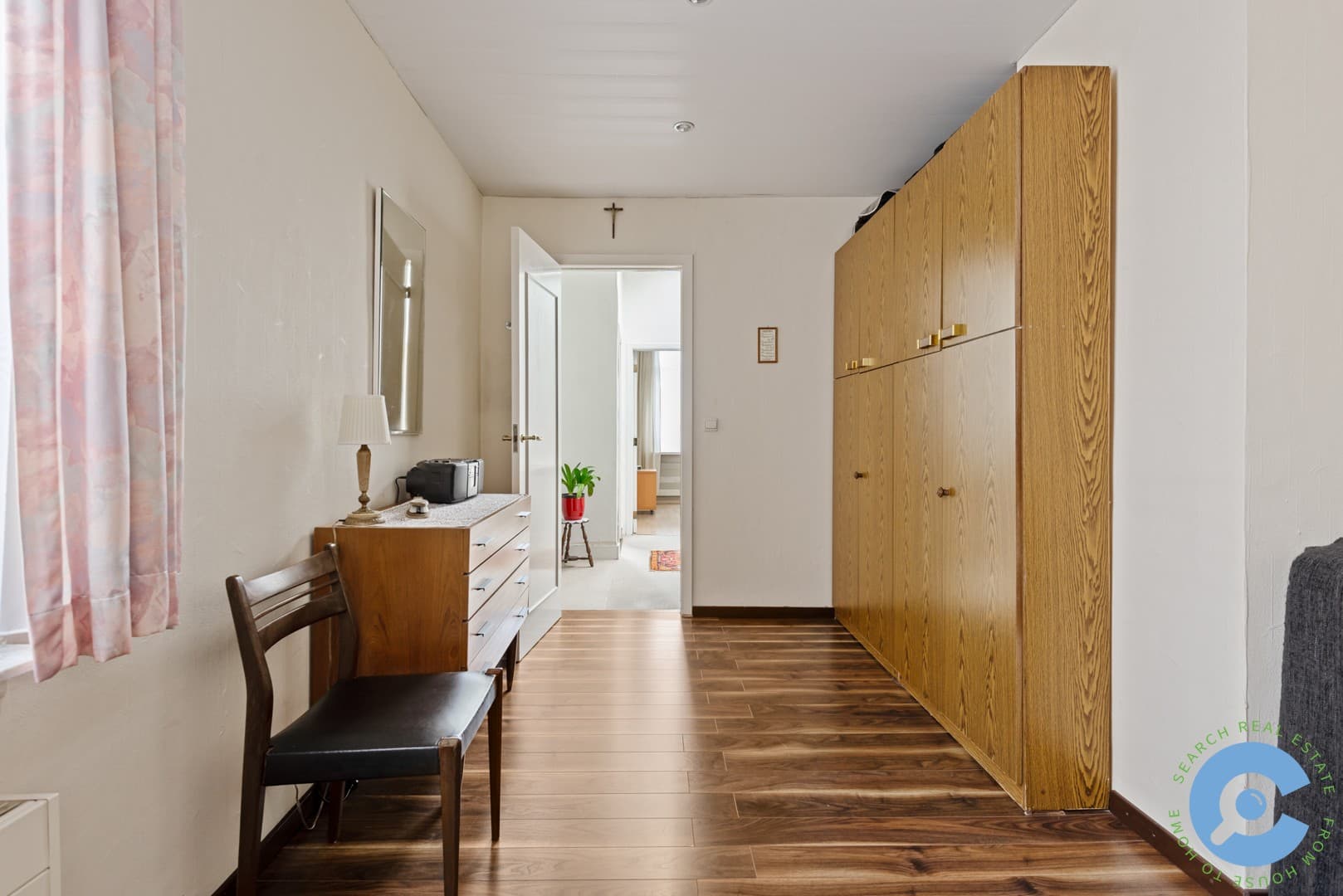 *** VERKOCHT *** Ruime, op te frissen, woning met 4 slaapkamers! 21