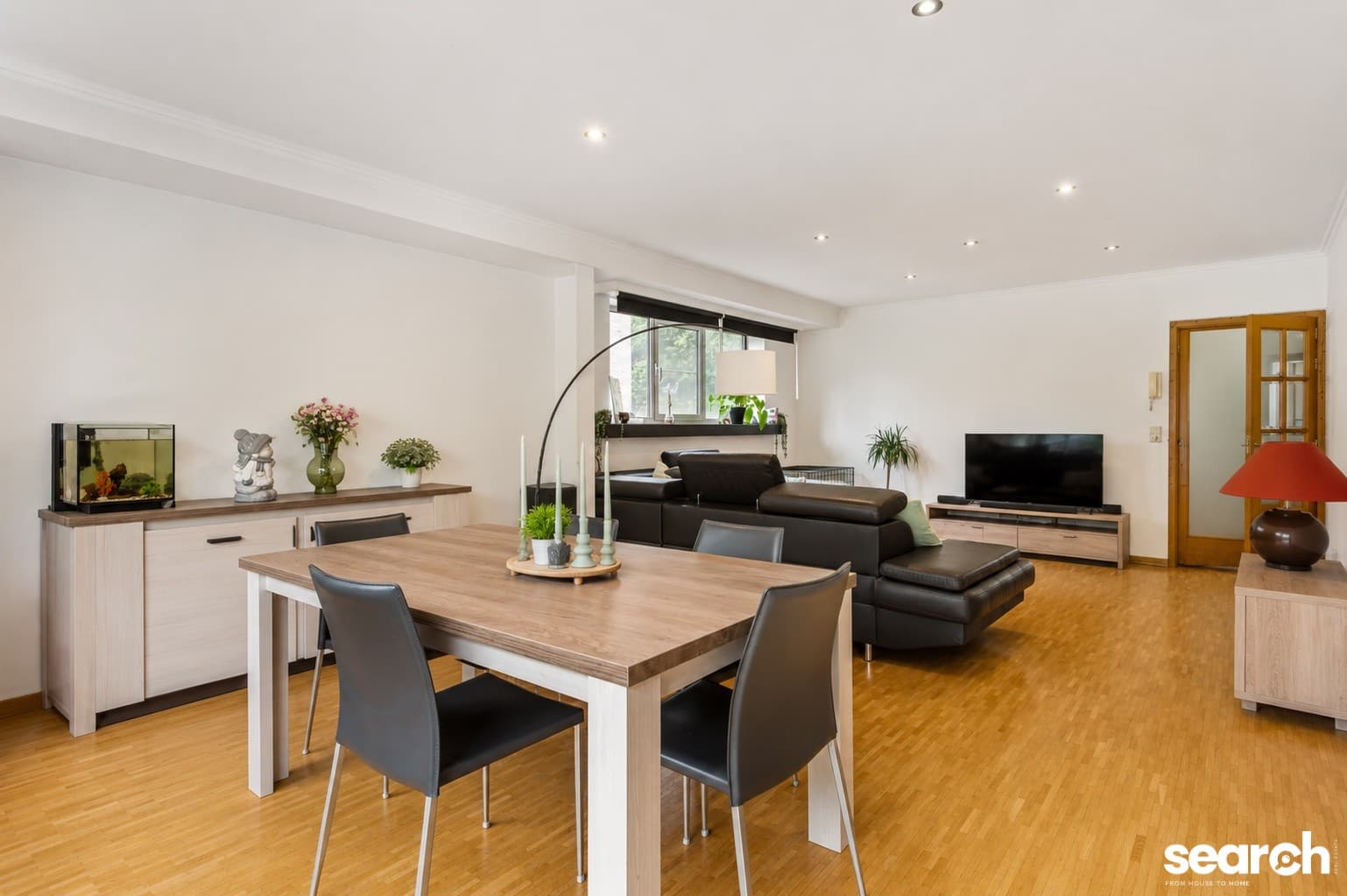 Ruim 3 slaapkamer appartement met terras en garage 4
