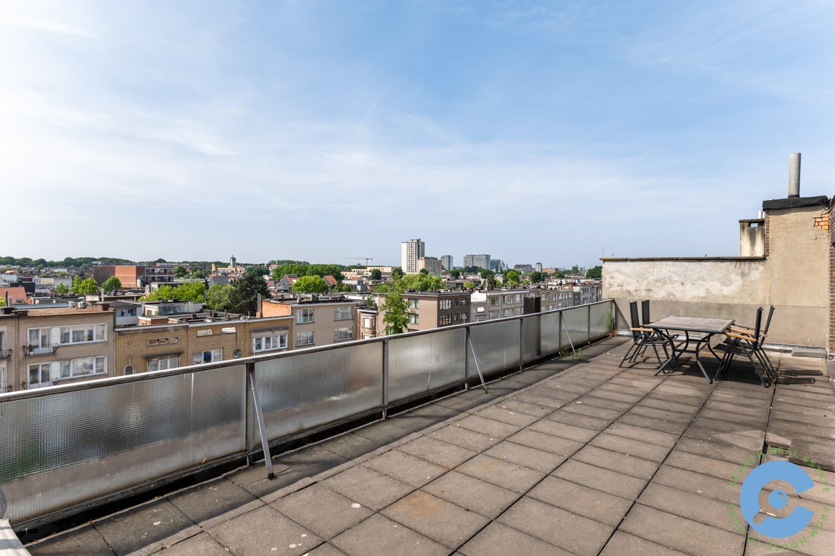 Zonnige penthouse met 2 ruime terrassen en garage! 2