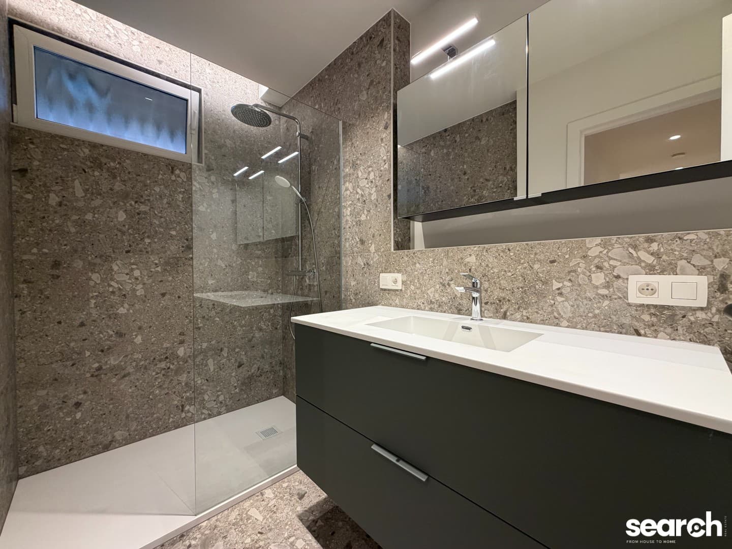 Gerenoveerd 2 slaapkamer appartement met garage! 9