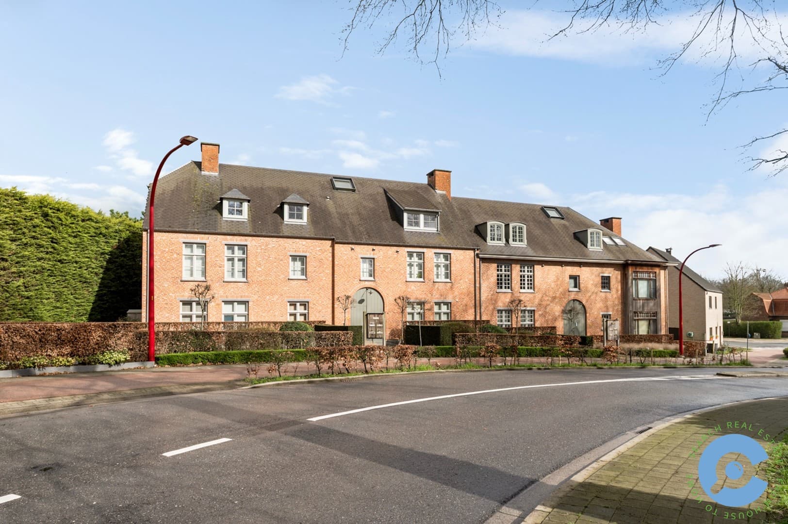 Ruim dakappartement met terras en autostaanplaats