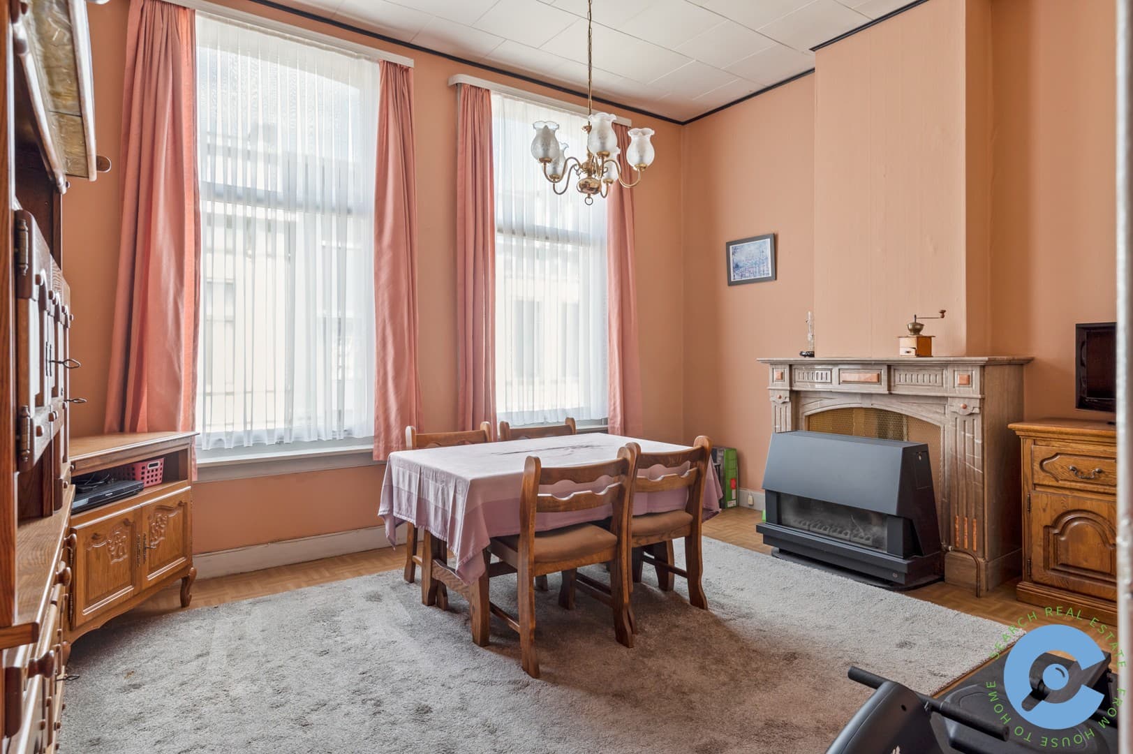 Ruime te renoveren woning met zonnige tuin 11
