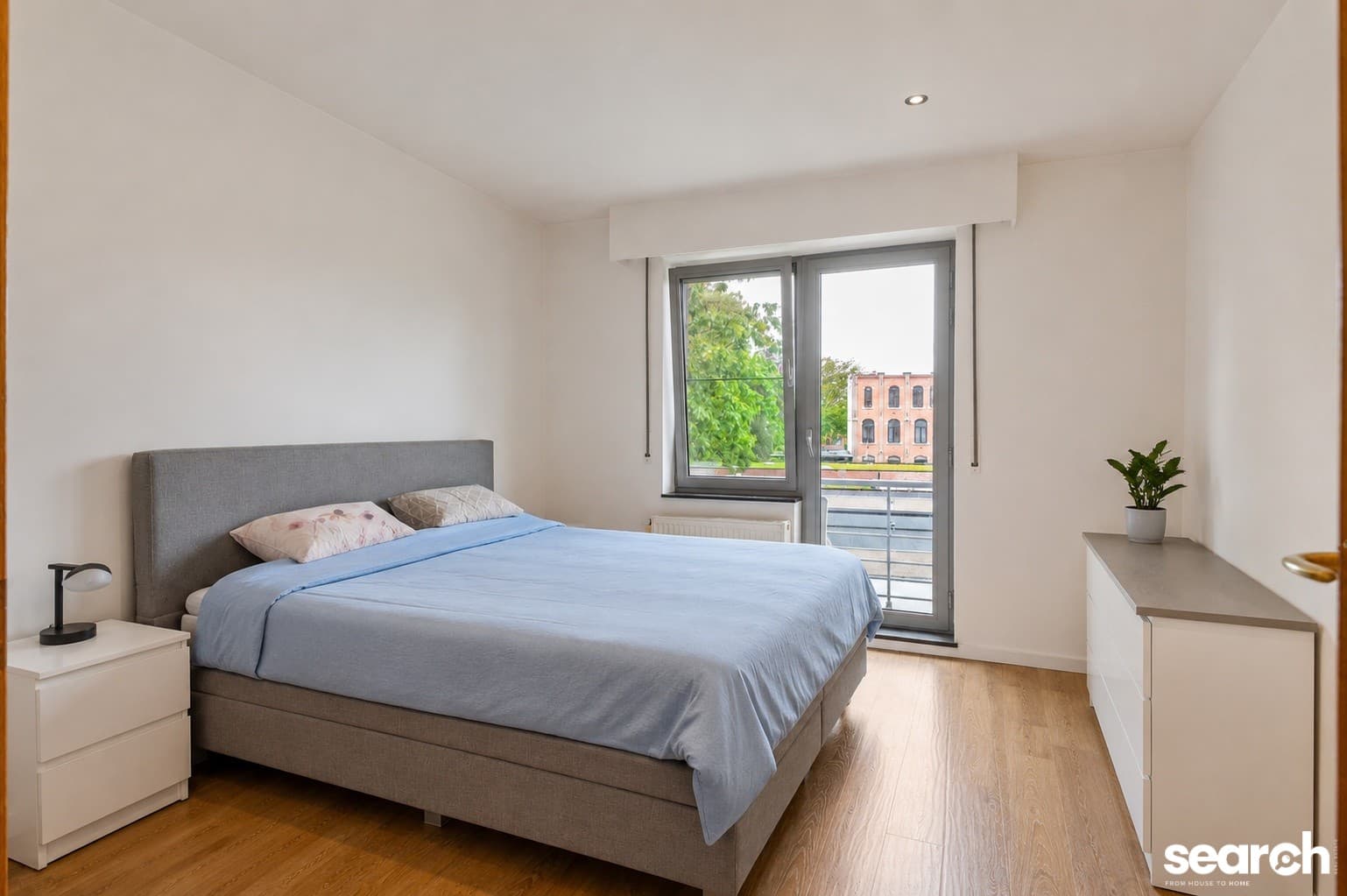 Ruim 3 slaapkamer appartement met terras en garage 8