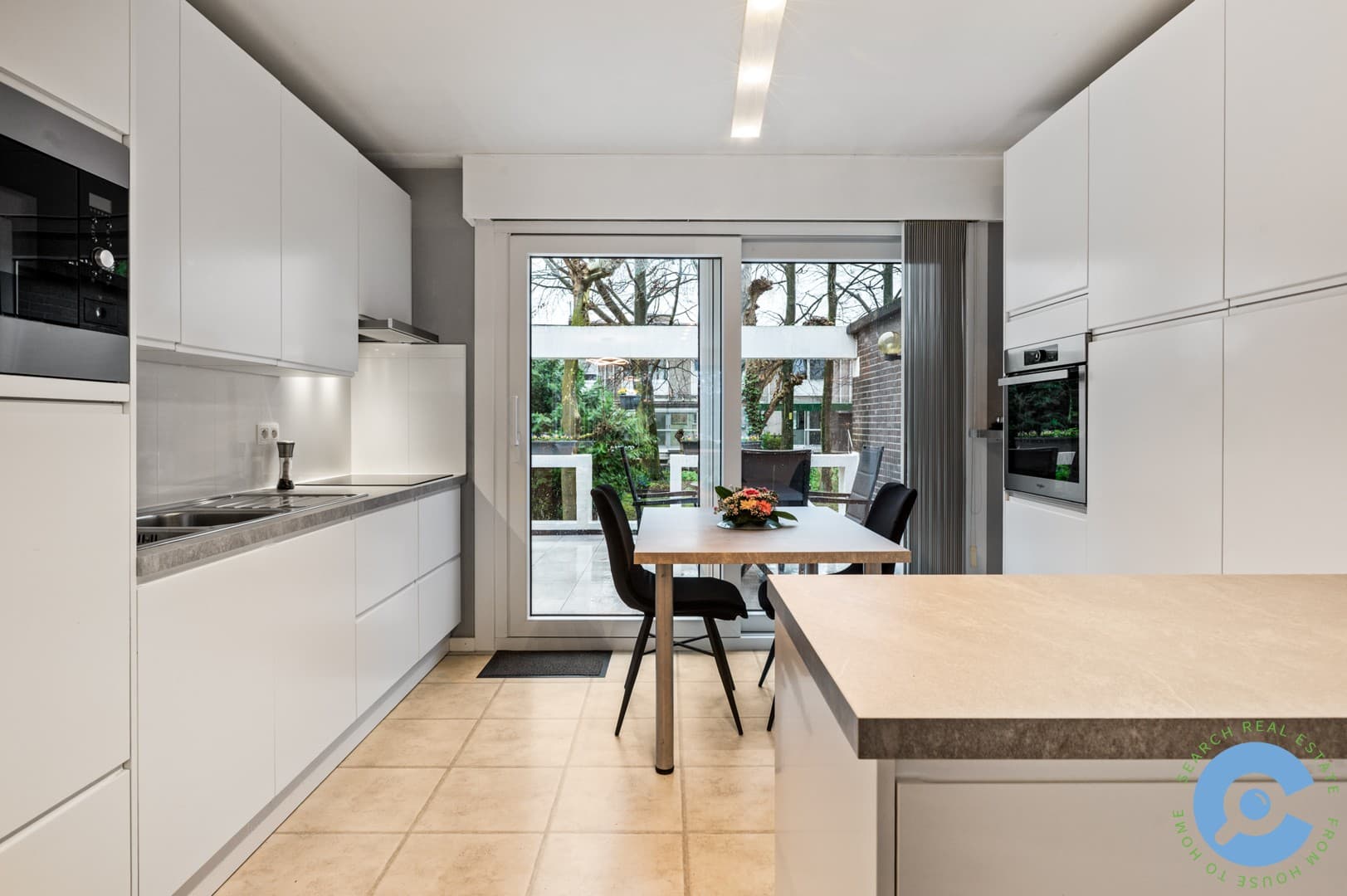 Ruime woning met 3 slaapkamers en garage! 4