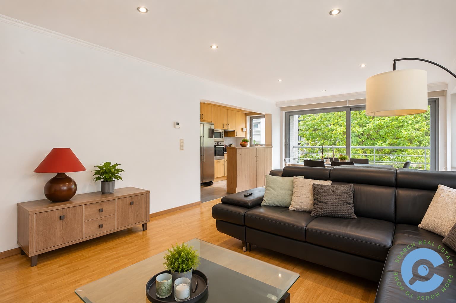 Ruim 3 slaapkamer appartement met terras en garage