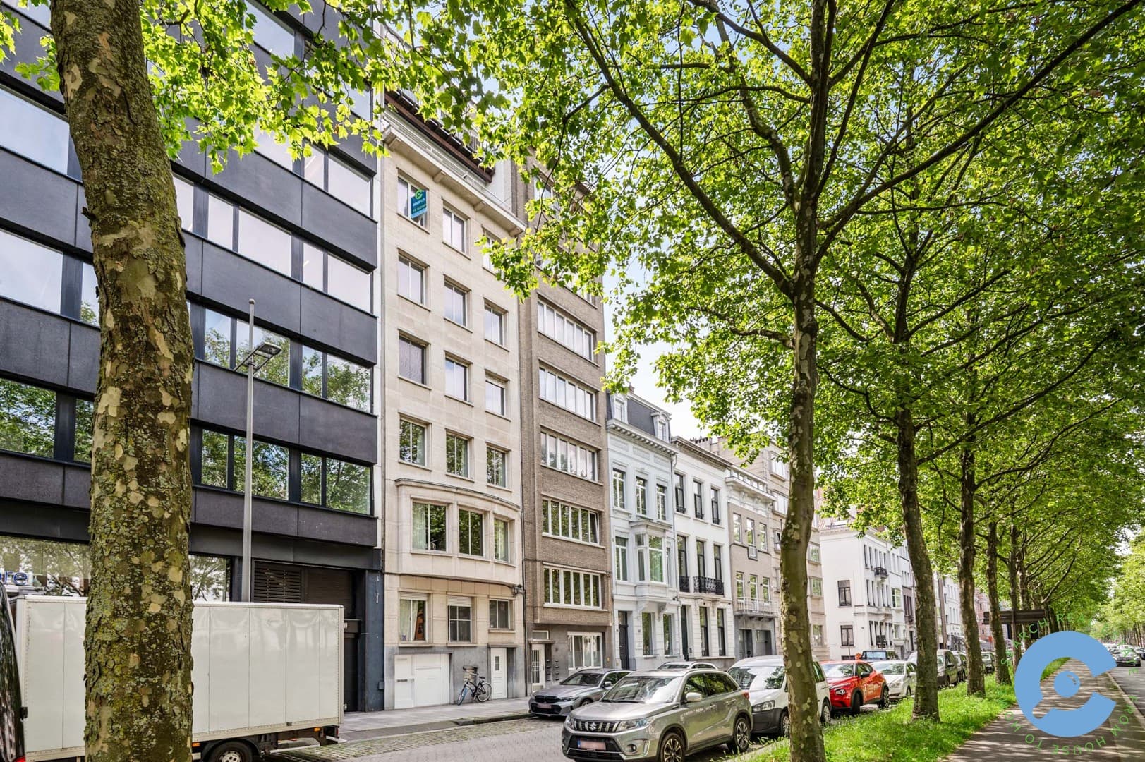 Gerenoveerd appartement met 2 slpk en terras!