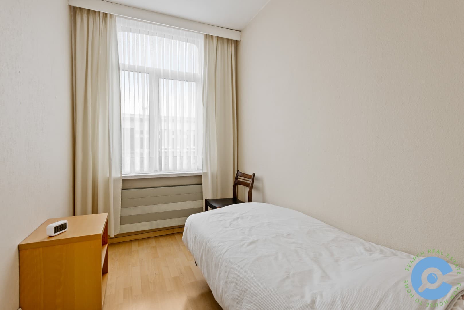 *** VERKOCHT *** Ruime, op te frissen, woning met 4 slaapkamers! 20