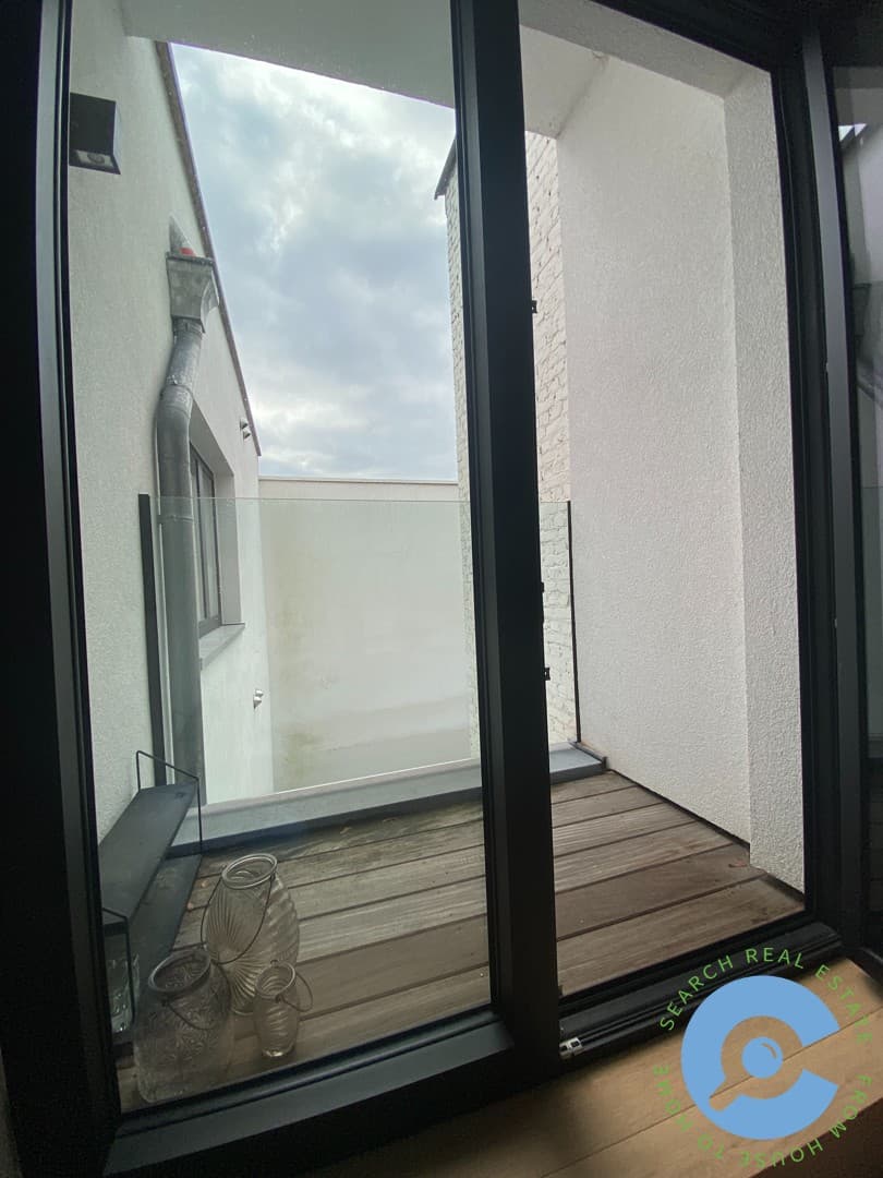 Lichtrijk gerenoveerd twee slaapkamerappartement! 11