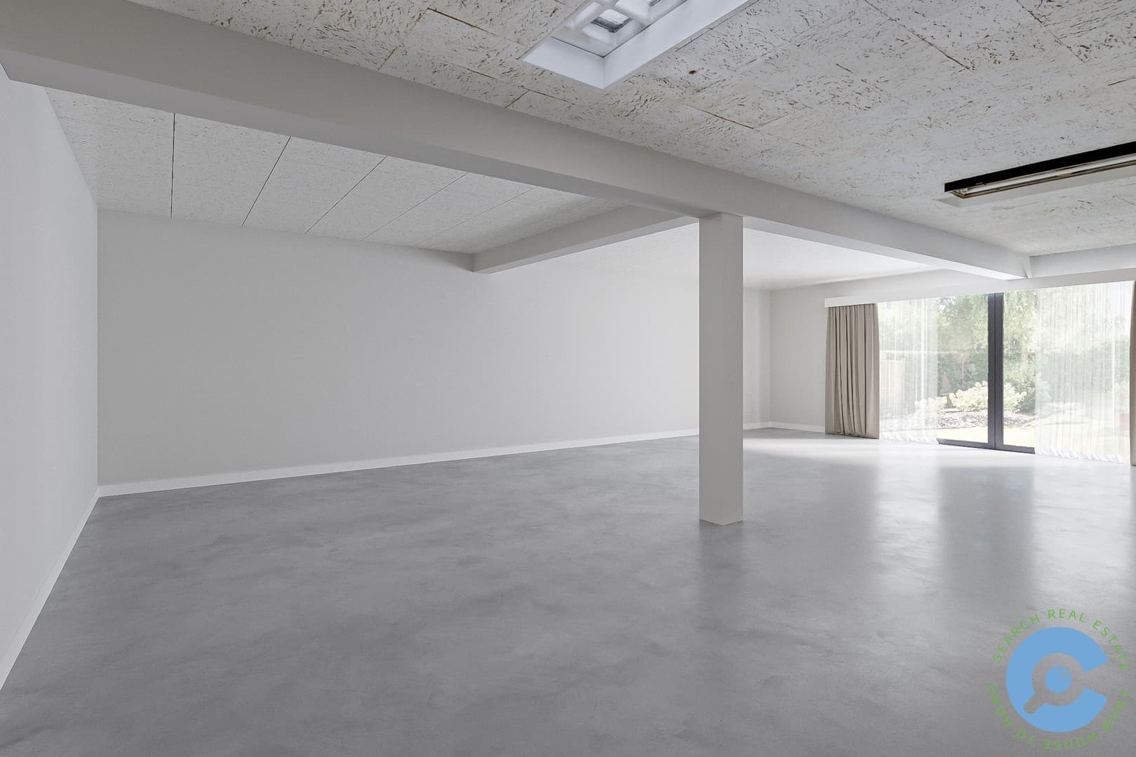 Ruime, te renoveren woning met veel potentieel! 2
