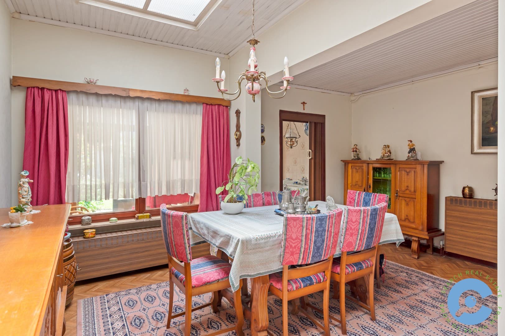 Ruime te renoveren woning met zonnige tuin 6