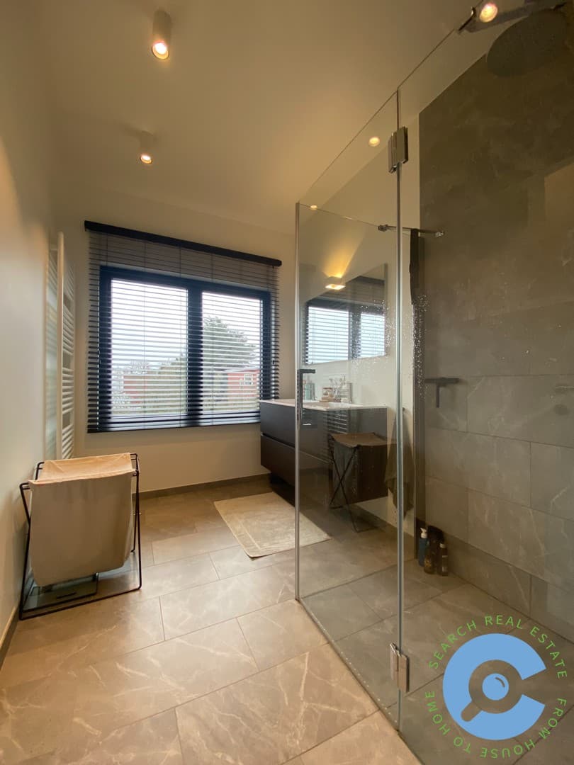 Lichtrijk gerenoveerd twee slaapkamerappartement! 8
