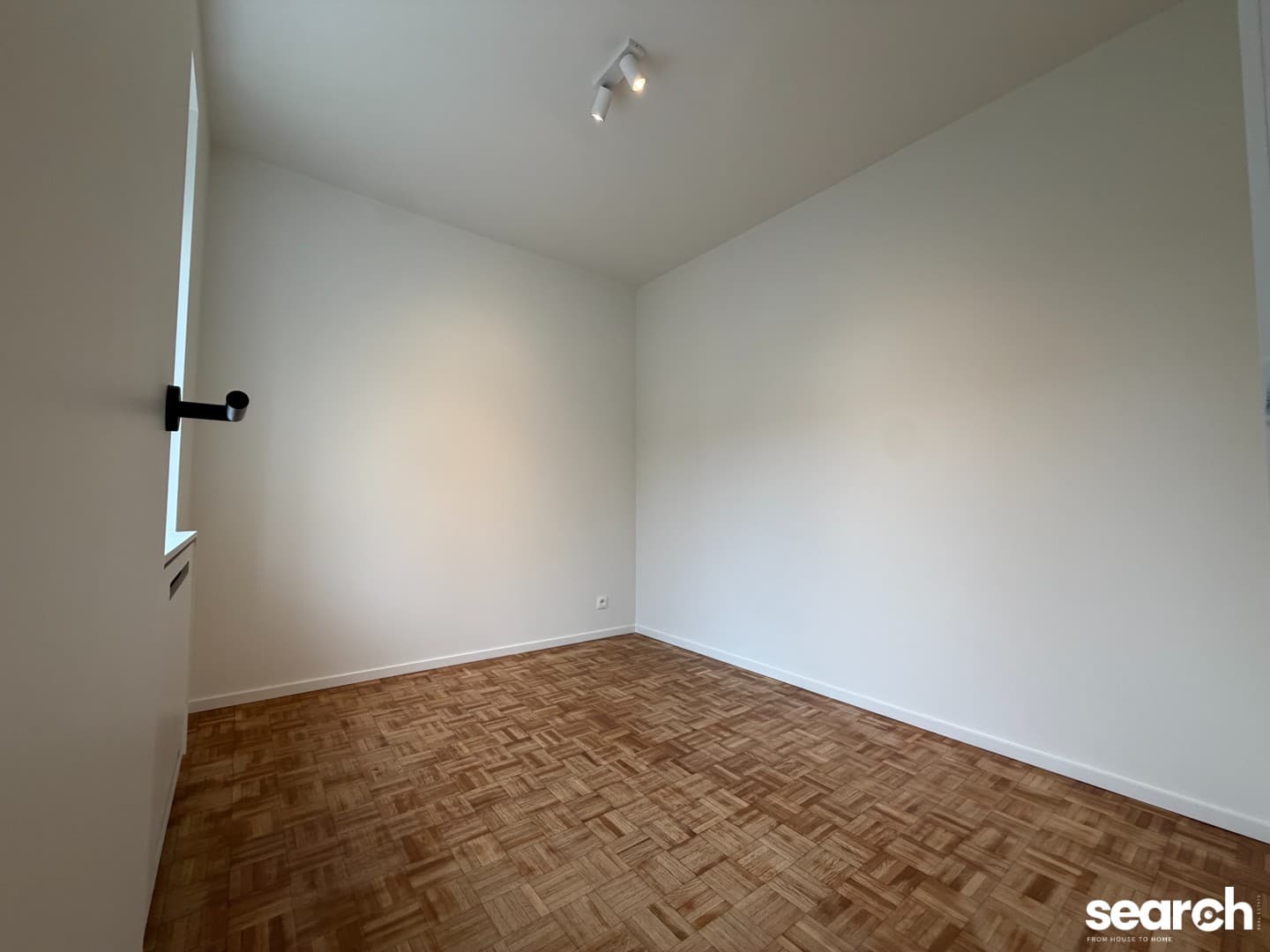 Gerenoveerd 2 slaapkamer appartement met garage! 12